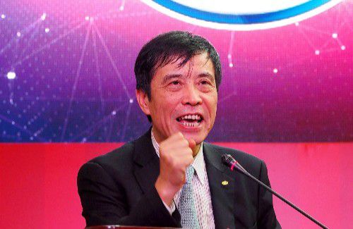 第32分钟，切尔西右侧角球机会，巴迪亚西勒头球攻门被波普没收了。